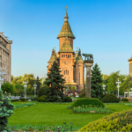 Clădiri emblematice și arhitectura lor: Povești despre Palatul Weiss, Palatul Lloyd, sau alte clădiri celebre. 