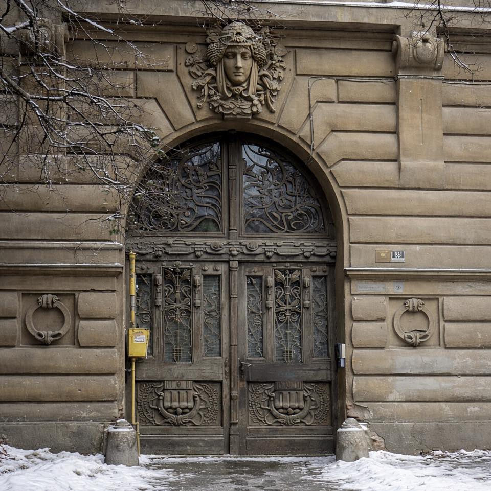 Poarta care spune povestea unui palat discret