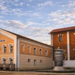 Pare doar o fabrică… dar e una dintre cele mai vechi din Europa 